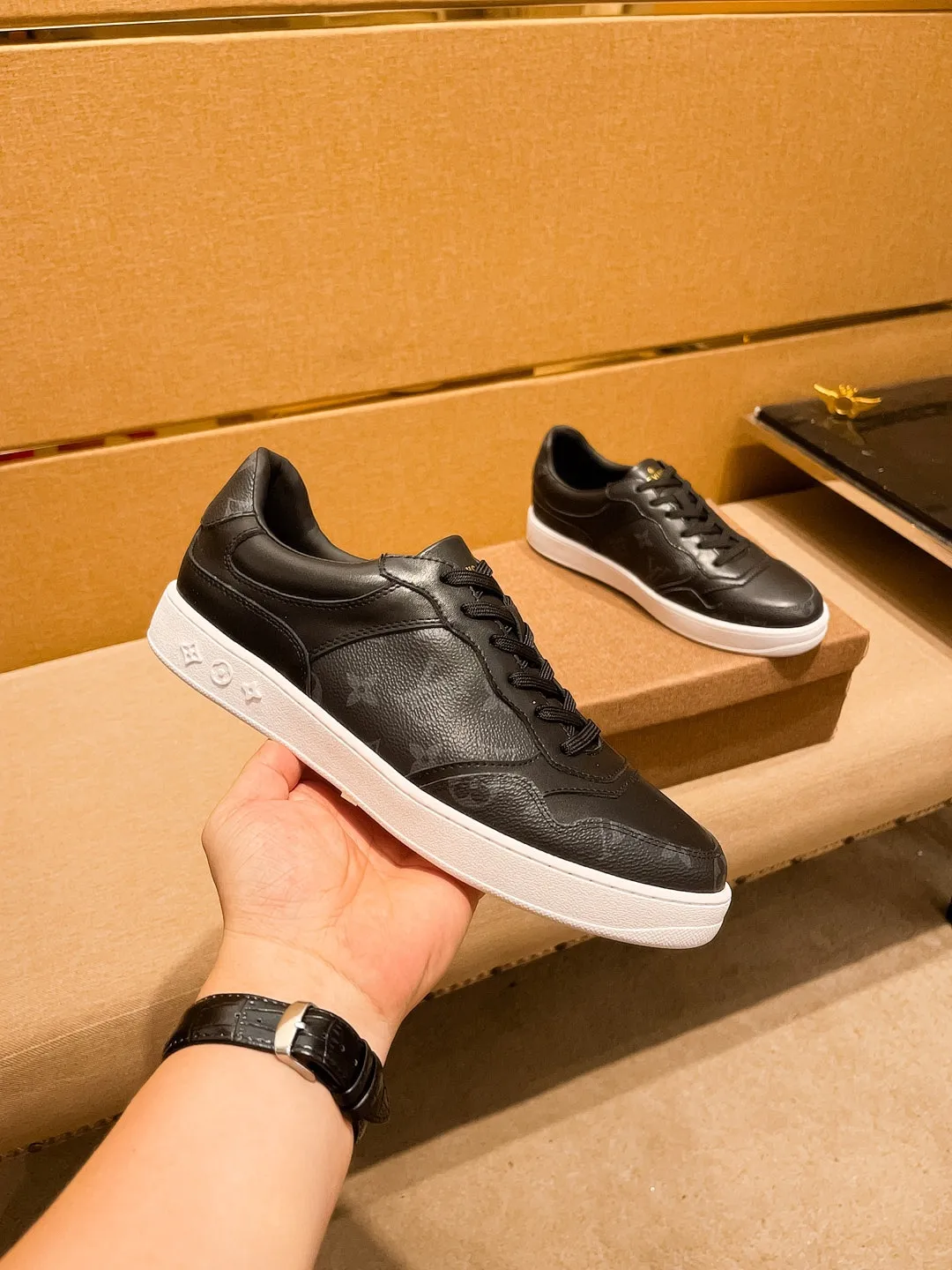 Men's shoes💰 400💰[LV]🔥Louis Vuitton, high-end men's shoes brand, official website 1:1 latest masterpiece: the upper is made of Italian imported first-layer cowhide with a comfortable and breathable lining➕original non-slip and wear-resistant outsole🔥, making walking more convenient and comfortable! An exclusive new model, a stunning work, a beautiful 1:1 replica [color] compared to the official quality! Create a fashionable personality to set off your uniqueness! A must-have for trendy men! Classic🔥Size: 38-44 Color: 🔥Multiple colors available🔥